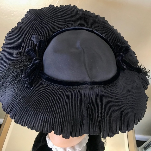 FABULOUS 1950s\' NAVY FABRIC AND VELVET \'CART WHEEL\' HAT WITH MATCHING HALF VEIL main image 11